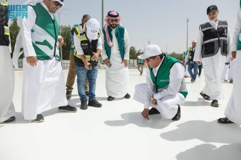 رئيس هيئة الطرق يستعرض تقنيات الطرق المطاطية وتبريدها
