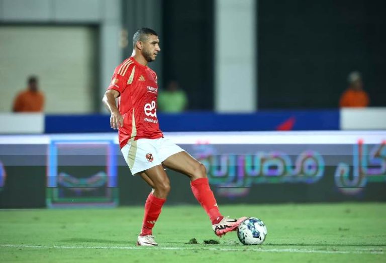 رامي ربيعة يغادر مباراة الأهلي والمصري في الدوري بعد تعرضه لإصابة