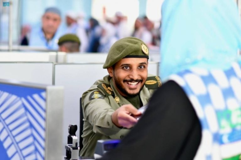 رحلات حجاج أوزبكستان تصل إلى “مطار المدينة”