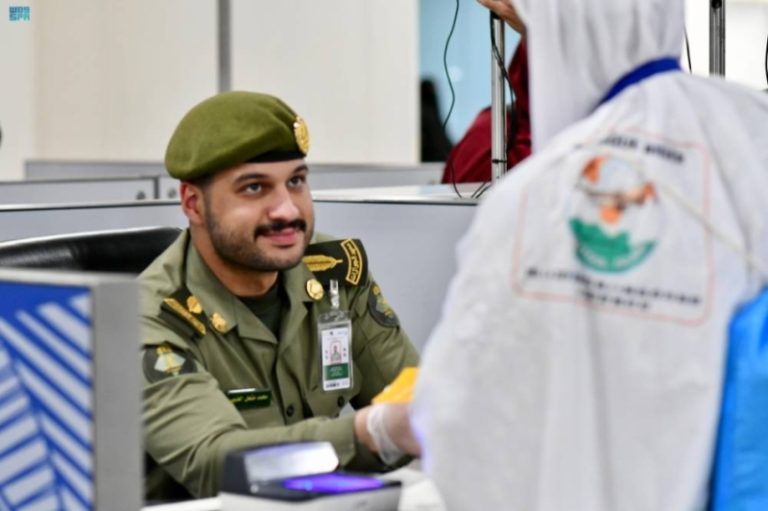 رحلات حجاج النيجر تصل لمطار المدينة