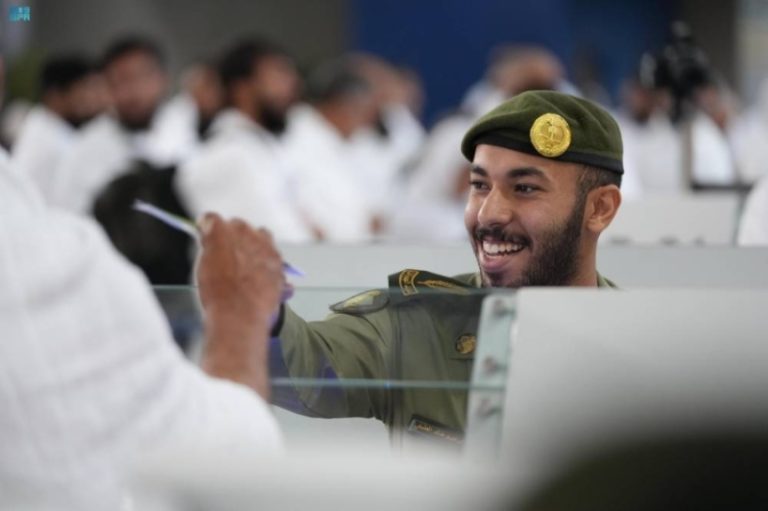 رحلات ضيوف الرحمن تتواصل في “مطار جدة”