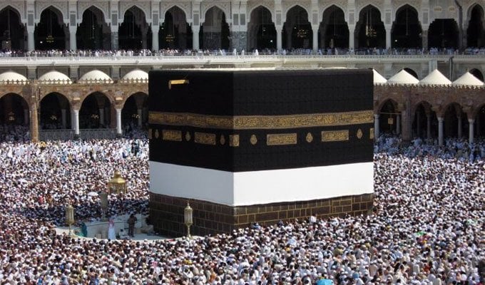 رفع كسوة الكعبة المشرفة لاستقبال الحجاج في أجواء مميزة