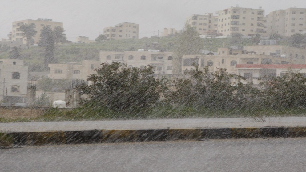 زخات مطرية تتساقط في مناطق متعددة