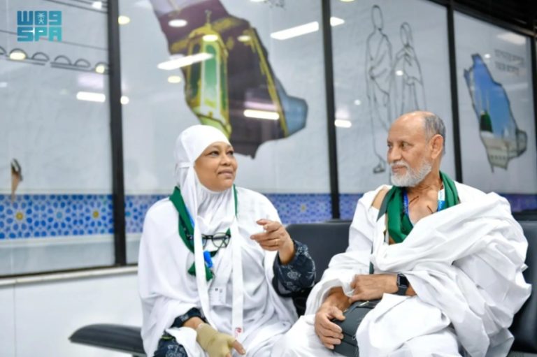 زوجان بنجلاديشيان يسافران من أمريكا إلى مكة لأداء فريضة الحج عبر “مبادرة طريق مكة”