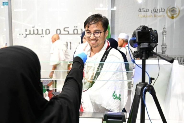 زوجان ماليزيان يثنيان على خدمات مبادرة “طريق مكة”