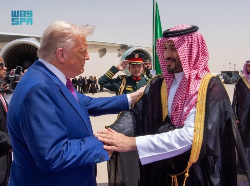 زيارة تاريخية: رئيس الولايات المتحدة يصل المملكة وولي العهد في استقباله