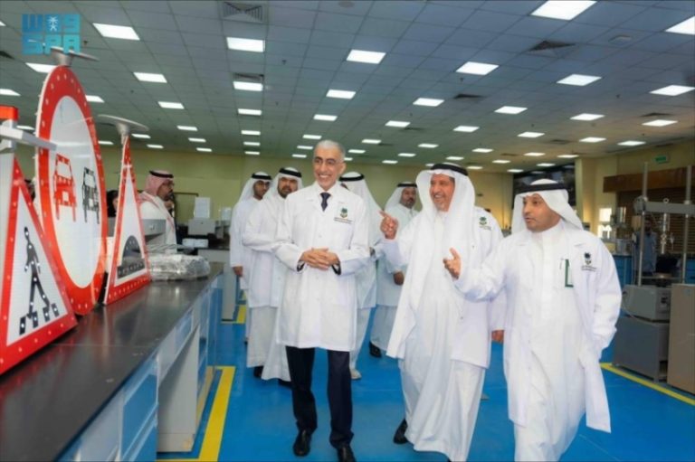 زيارة وزير المواصلات البحريني للمركز السعودي لأبحاث الطرق ومعدات المسح والتقييم