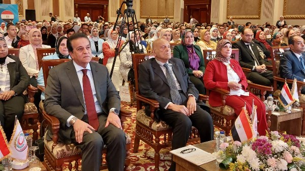 سير مجدي يعقوب يسلط الضوء على بطولة ممرض في مستشفى أسوان