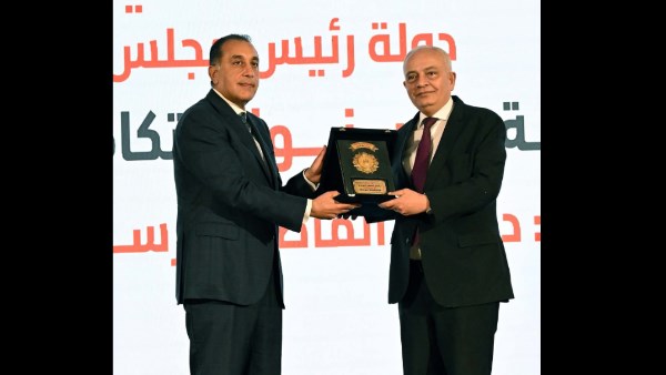 شعور بالامتنان: وزير التعليم السابق يعبر عن تقديره بعد تكريمه من رئيس الوزراء