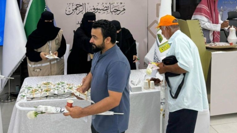 “ضيافة سعودية” تُرحب بحجاج البحرين عبر جسر الملك فهد