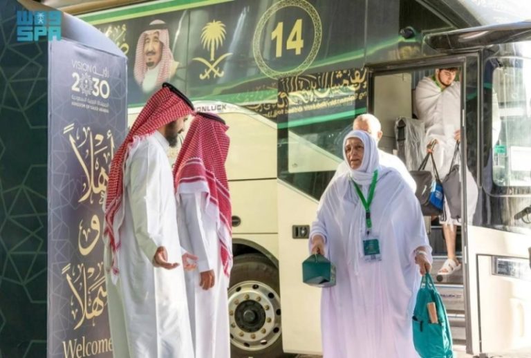 ضيوف خادم الحرمين يحضرون صلاة الجمعة في المسجد الحرام