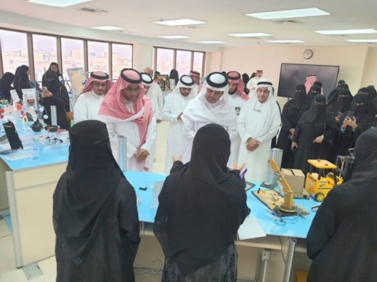 طالبات ثانوية بالأحساء يعرضن 15 مشروعاً علمياً مبتكراً