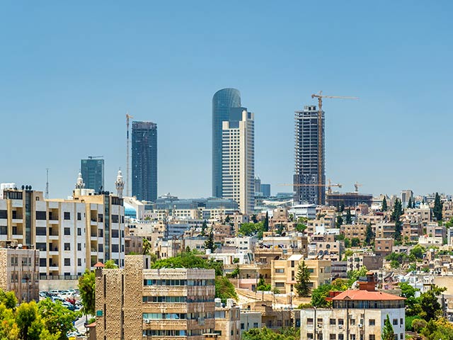 طقس معتدل اليوم وزخات مطرية غدًا في جنوب وشرق المملكة