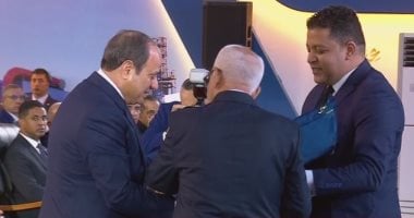 عبد المنعم الجمل يُكرم الرئيس السيسي بـ “درع الاتحاد” في حفل عيد العمال