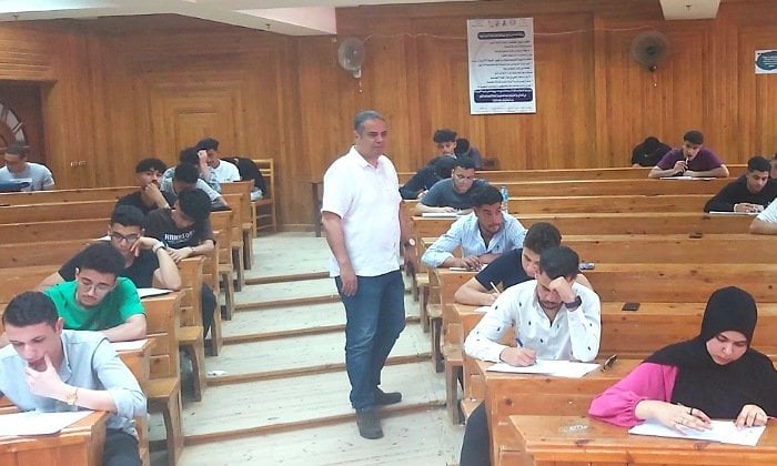 عميد آداب كفر الشيخ يؤكد أهمية الانضباط والرقابة في اللجان