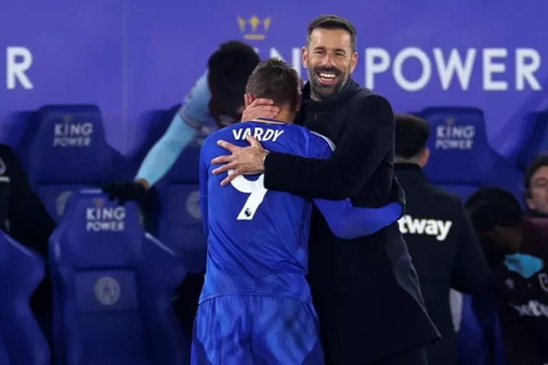 فان نيستلروي يشيد بفاردي “اللاعب المتكامل” قبل مباراة الوداع