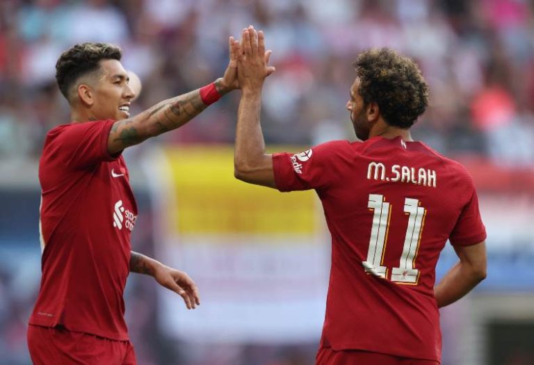 فيرمينو يوجه رسالة خاصة لمحمد صلاح بعد تتويجهما بدوري أبطال آسيا