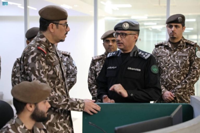 قائد “الأمن البيئي” يتوجه إلى مركز (911) في منطقة مكة