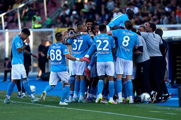 قطار نابولي يعبر محطة ليتشي في الدوري الإيطالي ويتجه نحو اللقب (فيديو)