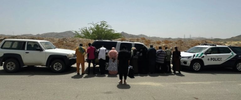 قوات الأمن تضبط مُخالفين لنظام الحج بنقل 11 وافدًا غير قانوني
أمن الحج يعتقل مواطنًا لقيادته مجموعة من 11 وافدًا مخالفًا
عملية أمنية تنتهي بضبط مواطن ينقل 11 وافدًا مخالفًا للحج
أجهزة الأمن تحبط محاولة نقل 11 وافدًا مخالفًا ضمن إجراءات الحج