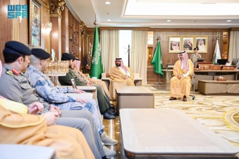 قيادات أمنية تستقبل أمير جازان