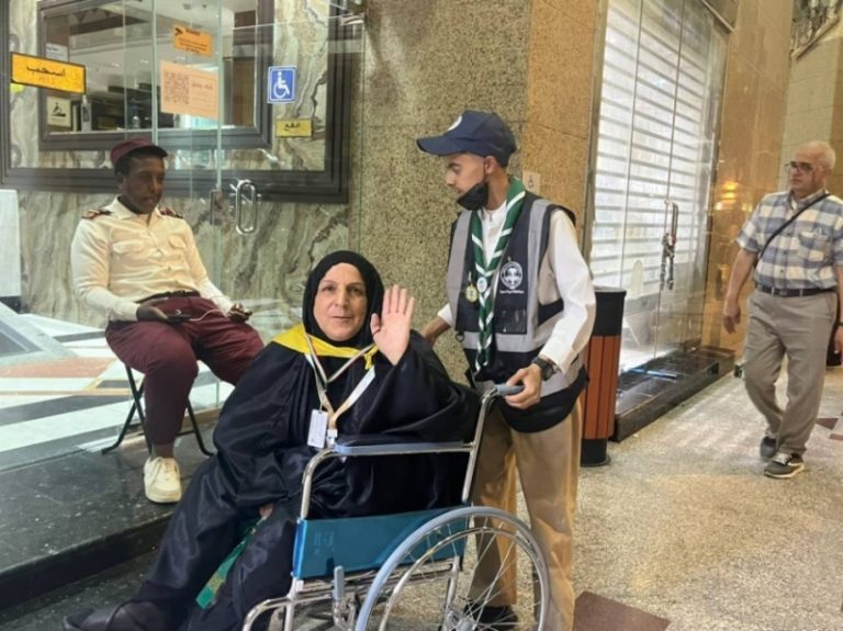 كشافة المدينة المنورة تبدأ تقديم خدماتها للحجاج