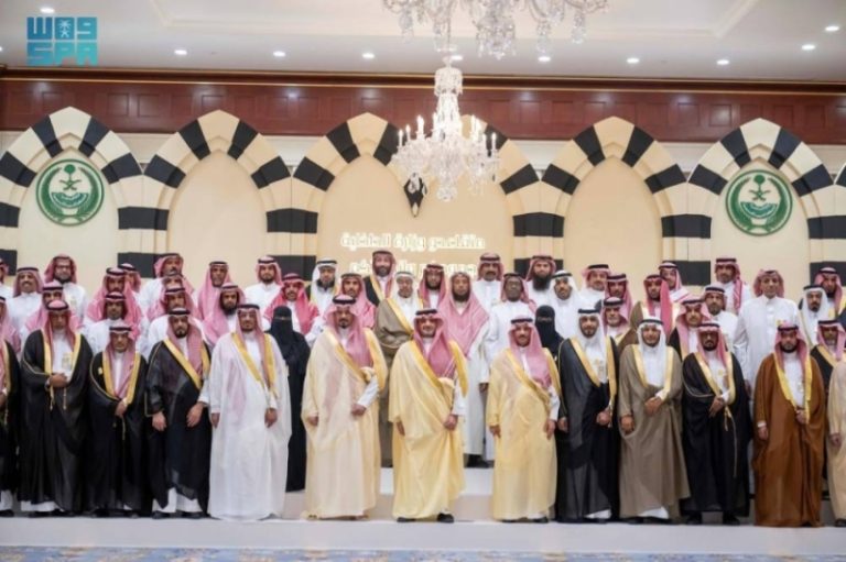 لقاء عبدالعزيز بن سعود مع متقاعدي “الداخلية” في المدينة المنورة