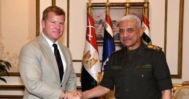 لقاء وزير الدفاع مع عضو لجنة الخدمات المسلحة في مجلس الشيوخ الأمريكي