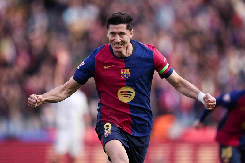 ليفاندوفسكي يعود إلى تدريبات برشلونة قبل مواجهة إنتر في دوري الأبطال
