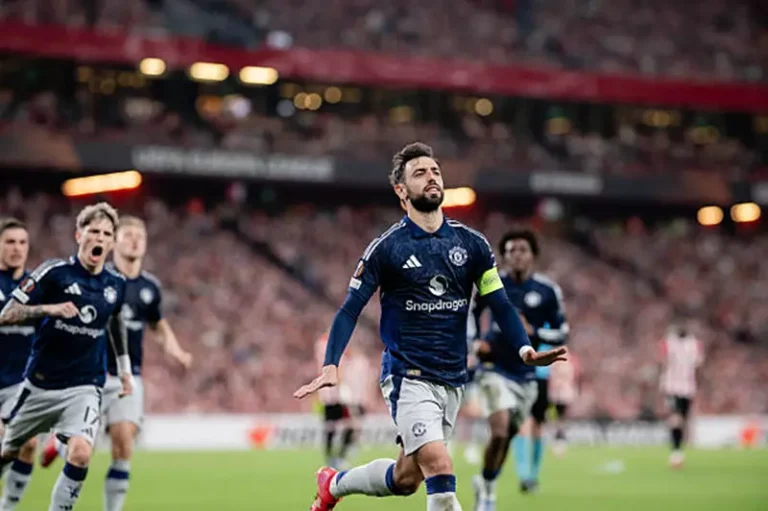مانشستر يونايتد يضع قدمًا في النهائي بعد سحقه لأتلتيك بلباو بثلاثية في الدوري الأوروبي