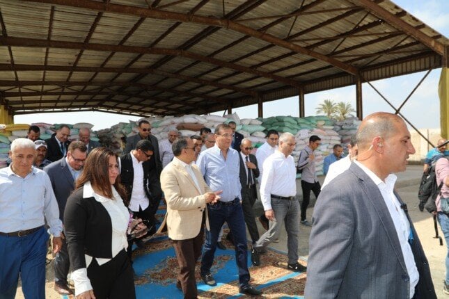 متابعة أعمال تسليم القمح بشونة العزيزية من قبل وزير الزراعة ومحافظ الشرقية ورئيس البنك الزراعي