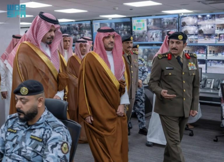 متابعة مستمرة: الأمير عبدالعزيز بن سعود يرصد سير العمل بمركز عمليات أمن المسجد النبوي الشريف