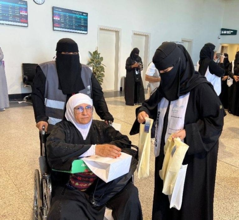 متطوعو تعليم الطائف يستقبلون ضيوف الرحمن بجهود مميزة