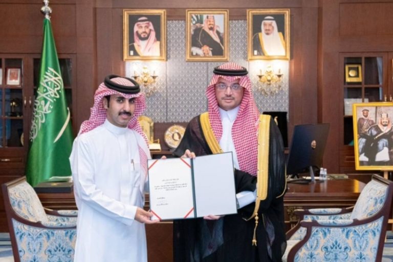محافظ الأحساء يكرّم متبرعًا بكليته لصديق