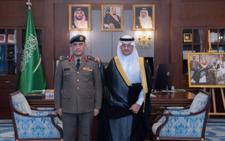 محافظ الأحساء يكرّم مدير الدفاع المدني بترقيته الجديدة