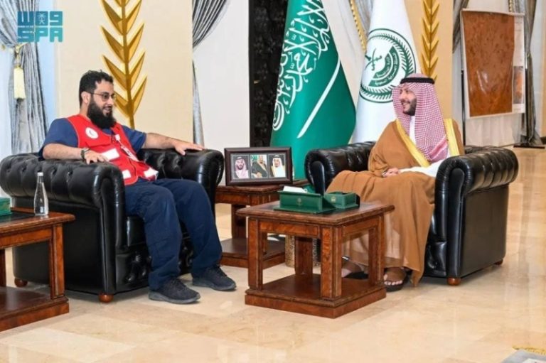 محافظ الطائف يتسلم شهادة الامتثال الإسعافي من الهلال الأحمر السعودي