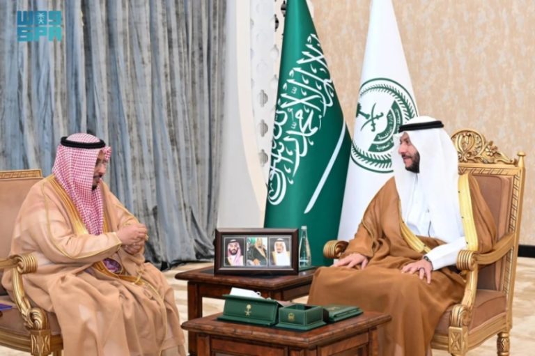 محافظ الطائف يجتمع برئيس وأعضاء جمعية العون الخيرية
