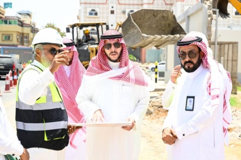 محافظ الطائف يزور مواقع توسعة شارعي شهار والستين