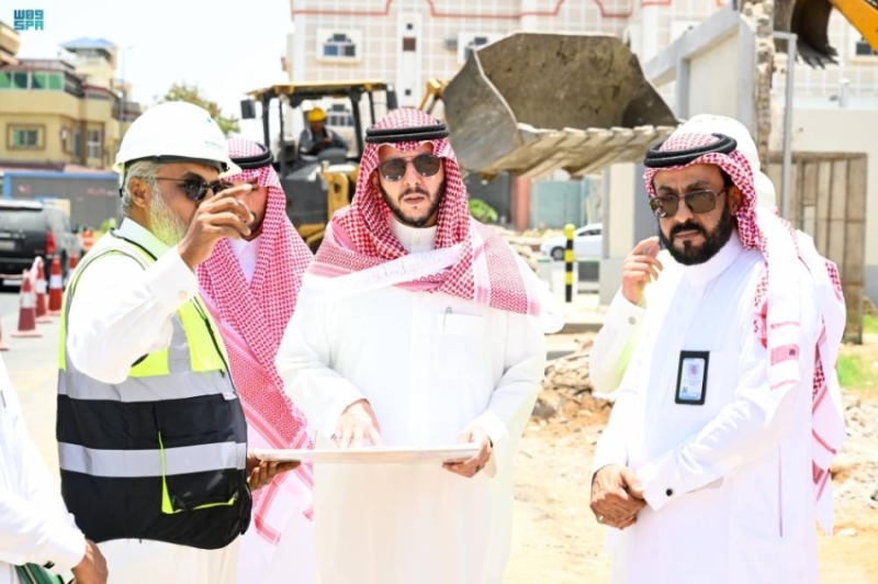 محافظ الطائف يزور مواقع توسعة شارعي شهار والستين