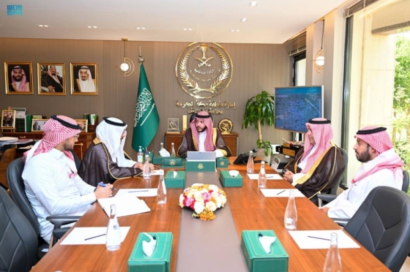 محافظ الطائف يستعرض الخطط التشغيلية لأمانة المحافظة خلال موسم الحج