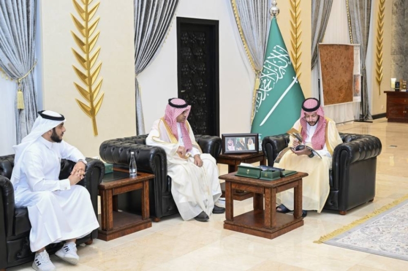 محافظ الطائف يستعرض تقرير “جائزة ملهم”