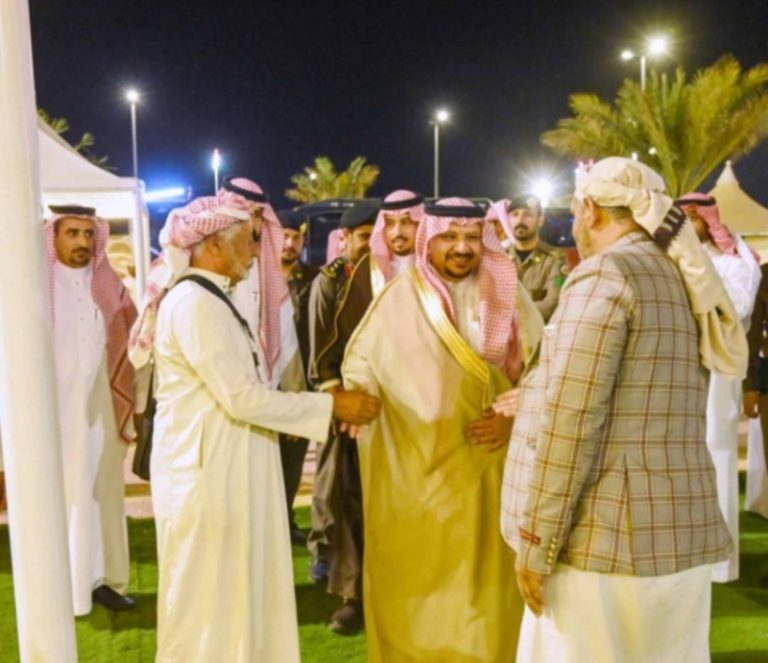 محافظ رنية يتجول في استراحة الحجاج ويلتقي بضيوف الرحمن