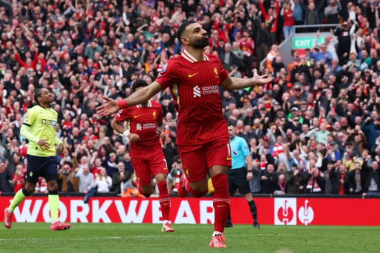 محمد صلاح يُتوج رسميًا بجائزة أفضل لاعب في الدوري الإنجليزي من رابطة الكتاب