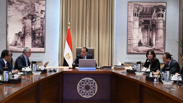 مدبولي يلتقي رئيس الاقتصادية لقناة السويس لمناقشة المشروعات الجديدة