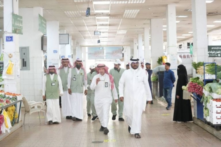 مدير البيئة بتبوك يتفقد أسواق النفع العام استعدادًا لعيد الأضحى