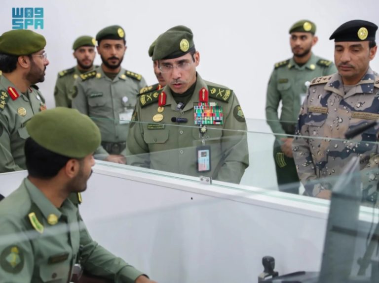 مدير عام الجوازات يزور منفذ جديدة عرعر لفحص الجوازات