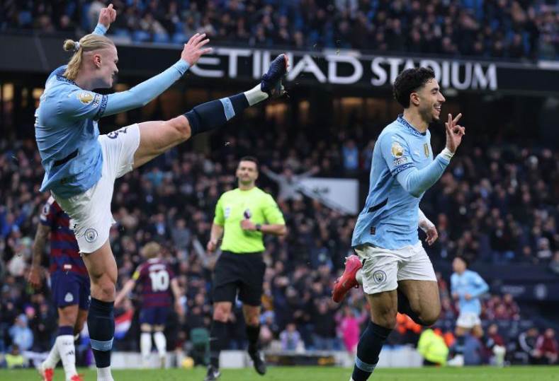 مرموش يتواجد أساسياً في التشكيل الرسمي لمانشستر سيتي في مواجهة كريستال بالاس