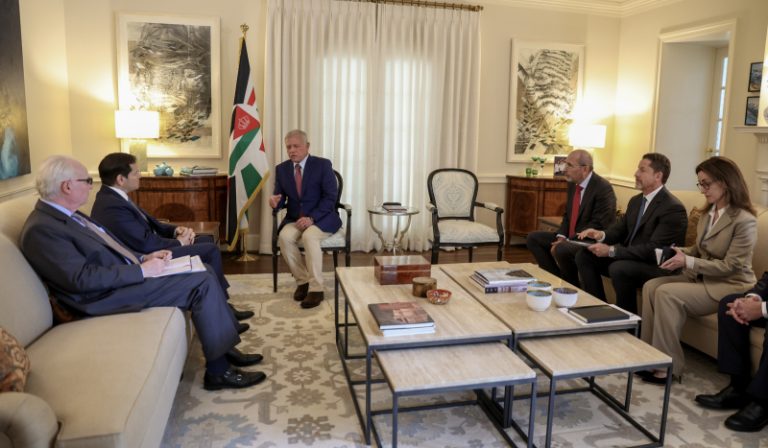 ملك البلاد يطلب من وزير الخارجية الأمريكي وقف إطلاق النار في غزة وينبه من خطورة الأوضاع بالضفة