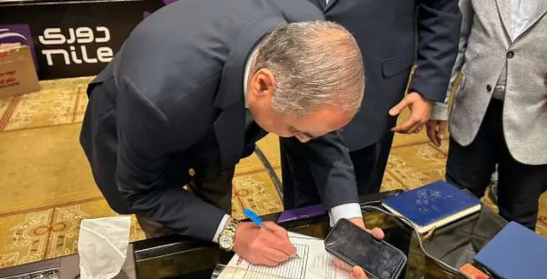 ممثل الأهلي يوقع على قرار إلغاء الهبوط في الموسم الجاري «صور»