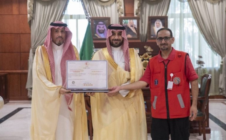 منح شهادة الإسعاف: هيئة الهلال الأحمر بالقصيم تحتفل بمقر محافظة عنيزة ضمن مشروع معاذ